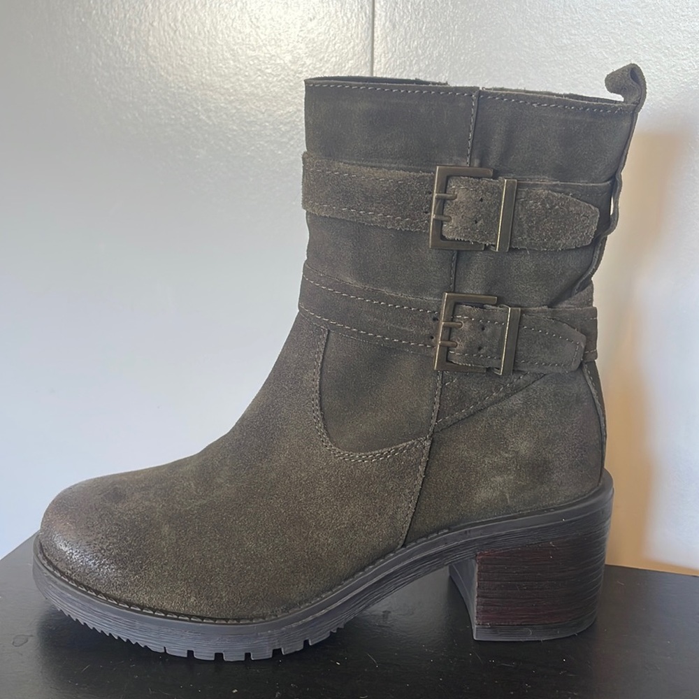 New vintage foundry company suede boots. Gorgeous color and buckle details.